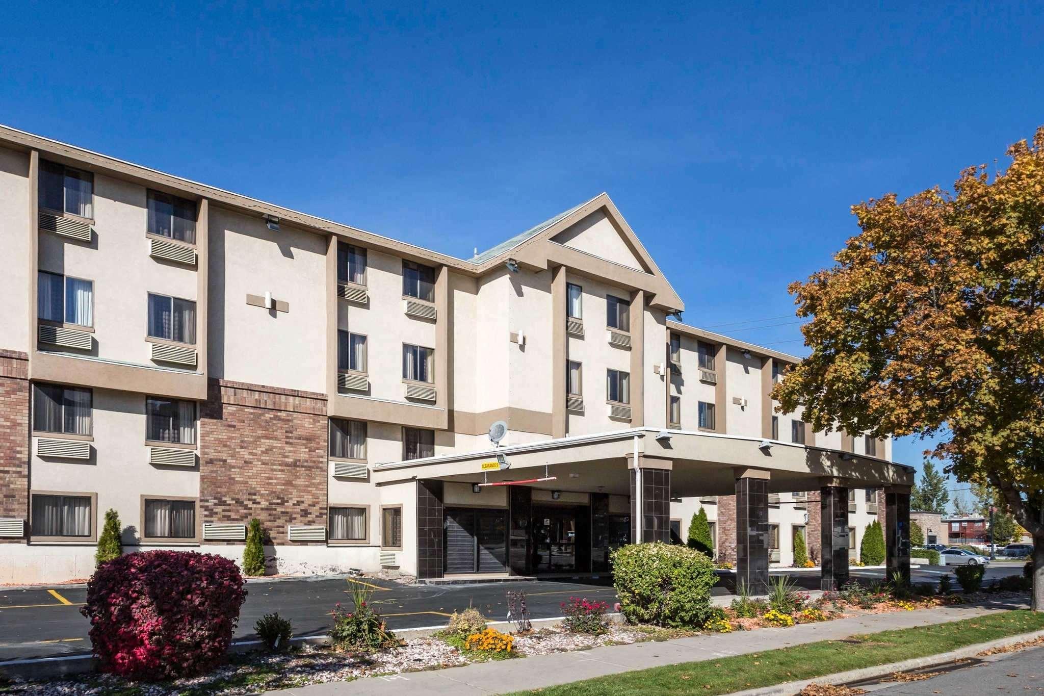 Vista Exterior Quality Inn Downtown