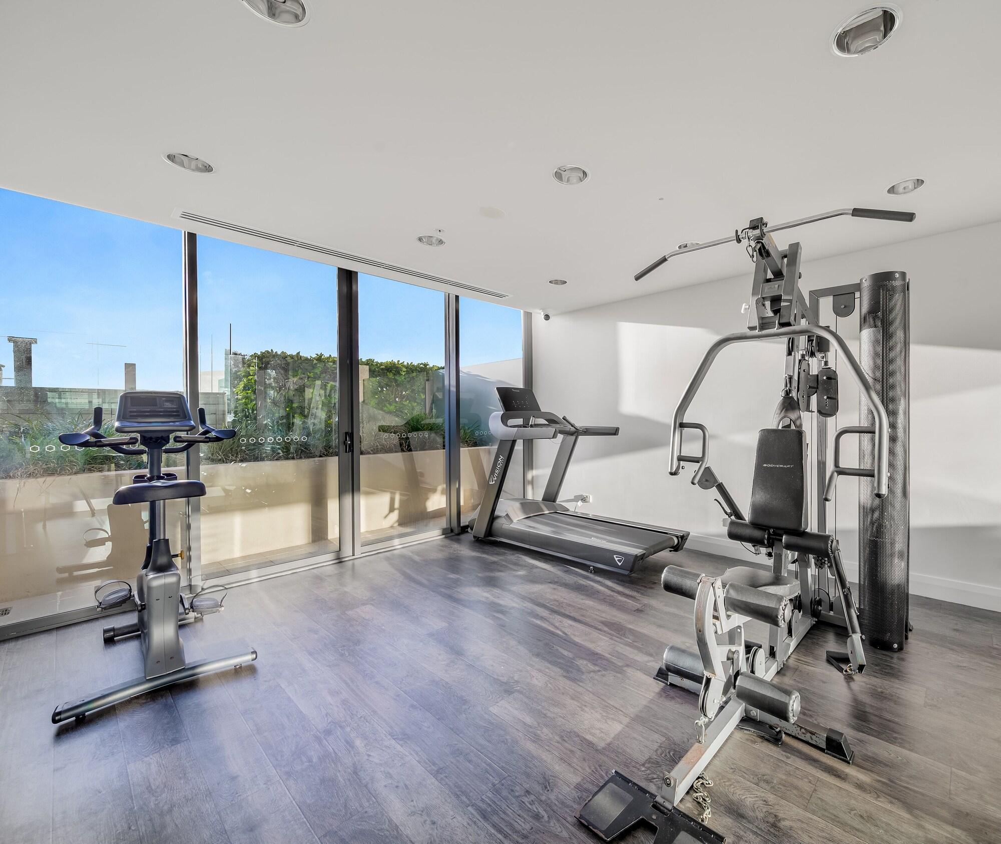 Gimnasio Oaks Redcliffe Mon Komo Suites