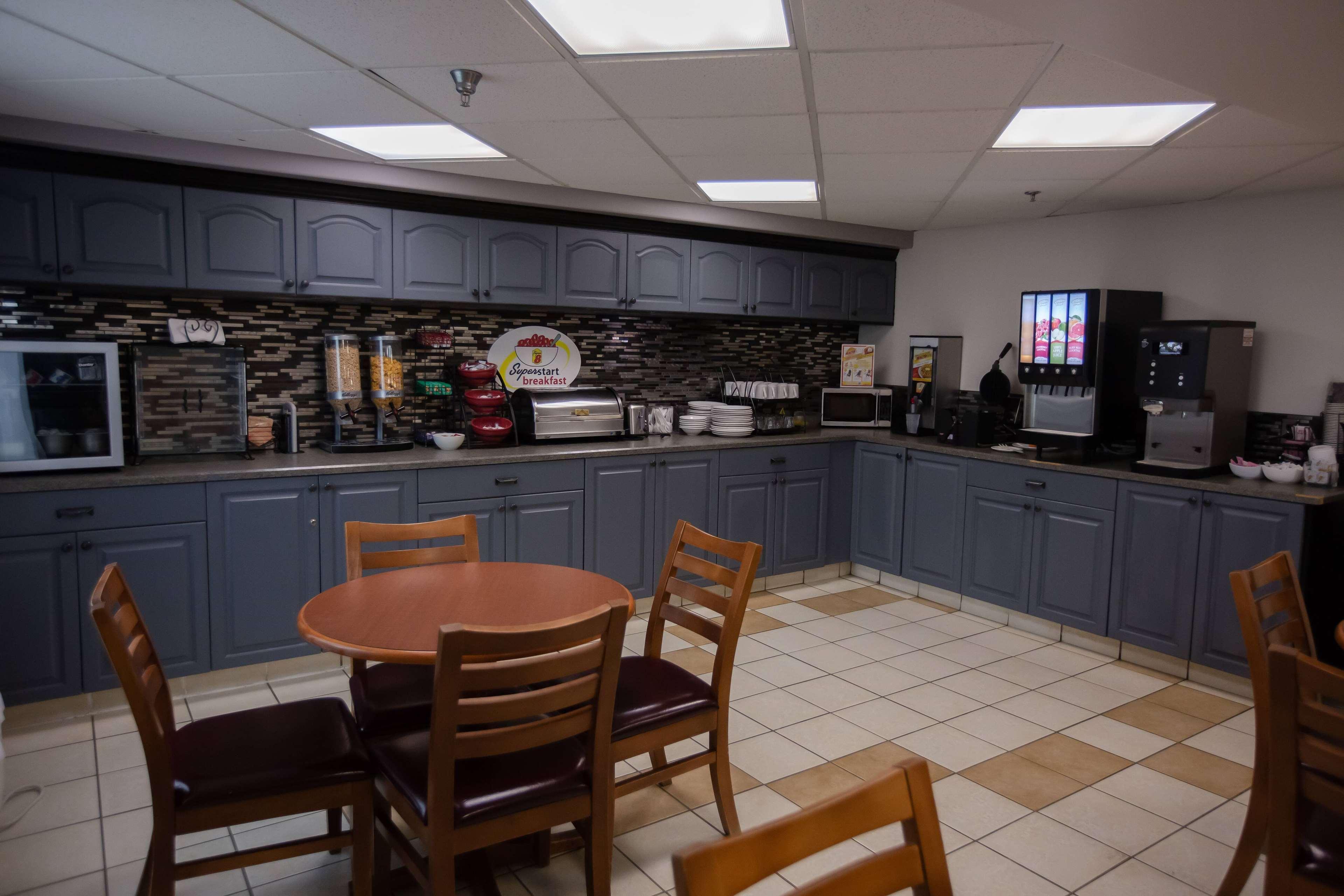 Restaurant Super 8 by Wyndham Whitecourt