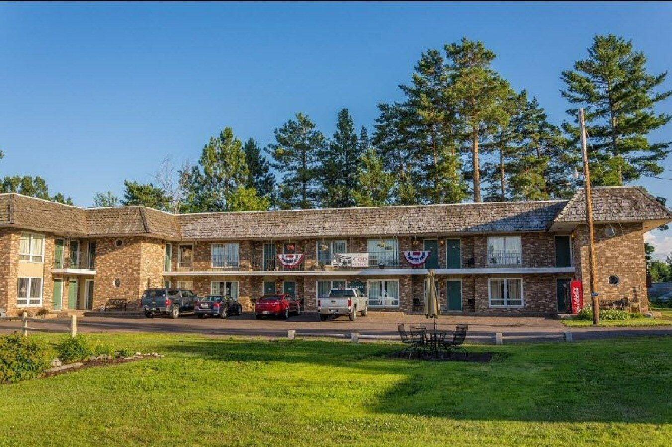 Varios Budget Host Cloverland Motel