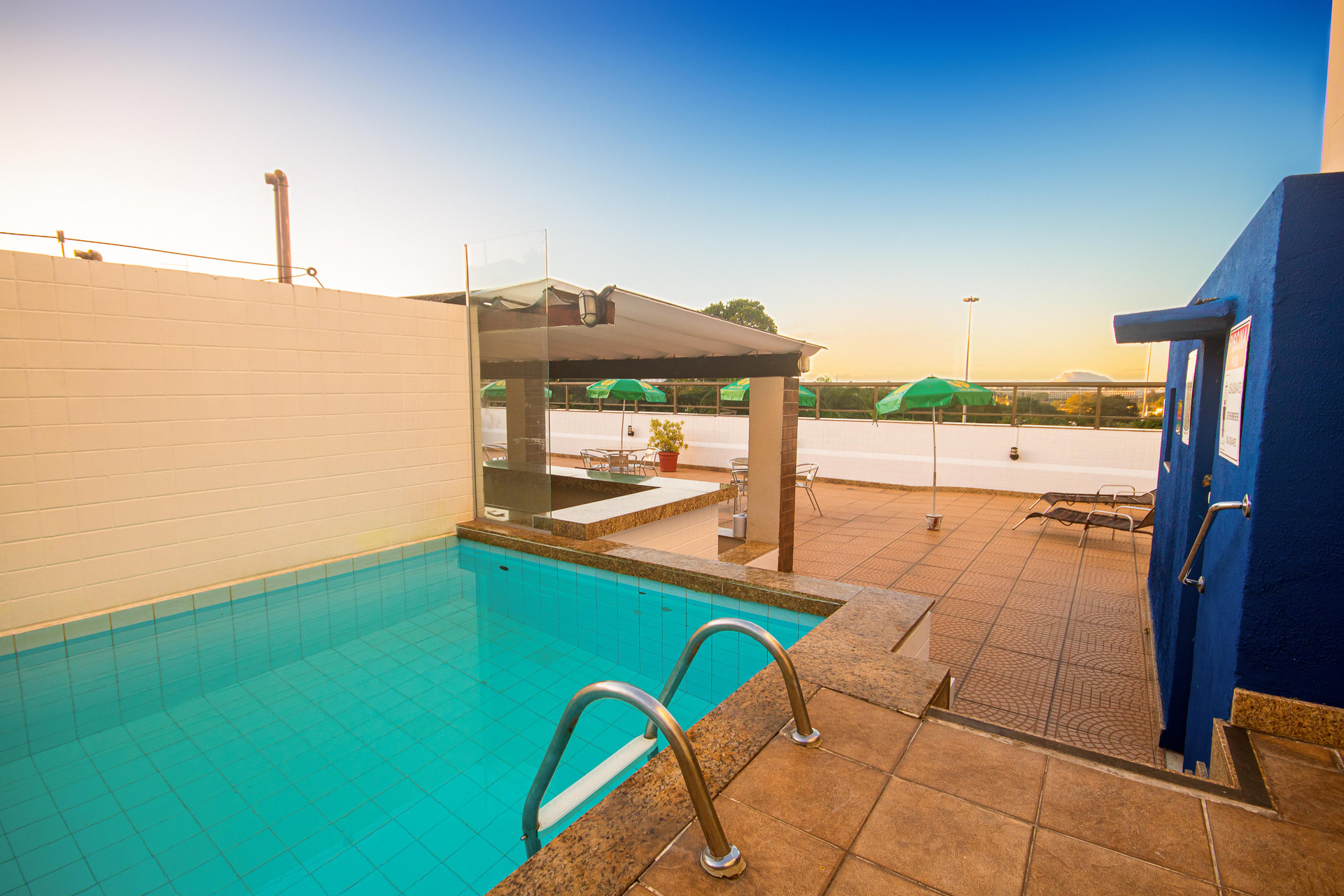 Vista Piscina Hotel Golden Park Rio de Janeiro Aeroporto By Nacional Inn