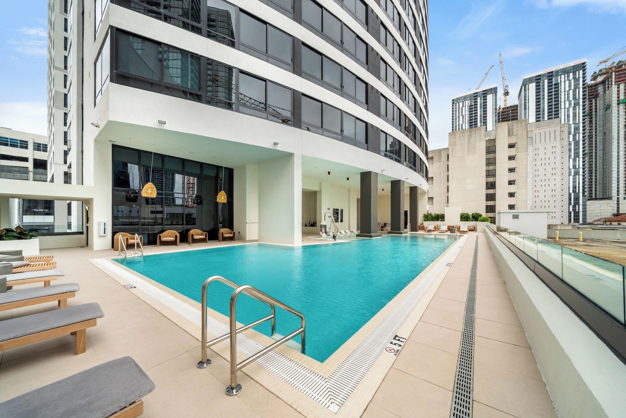 Vista Piscina RS Suites - District 225 Miami