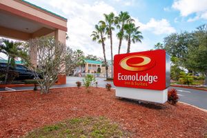 Alojamiento - Econo Lodge Inn & Suites