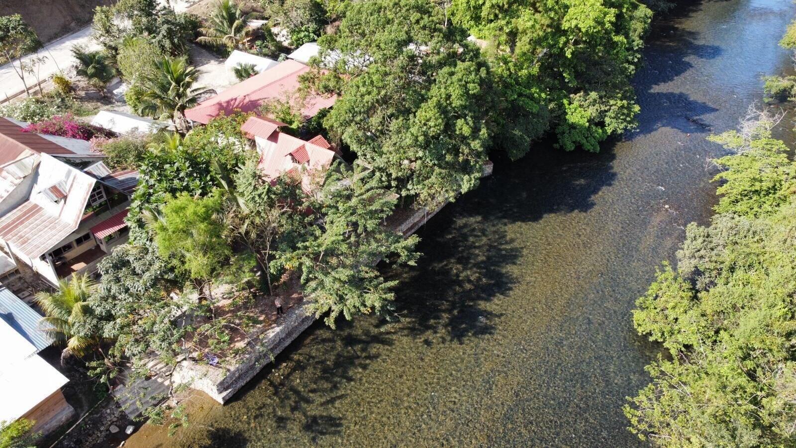 Varios Yaxlik River lodge