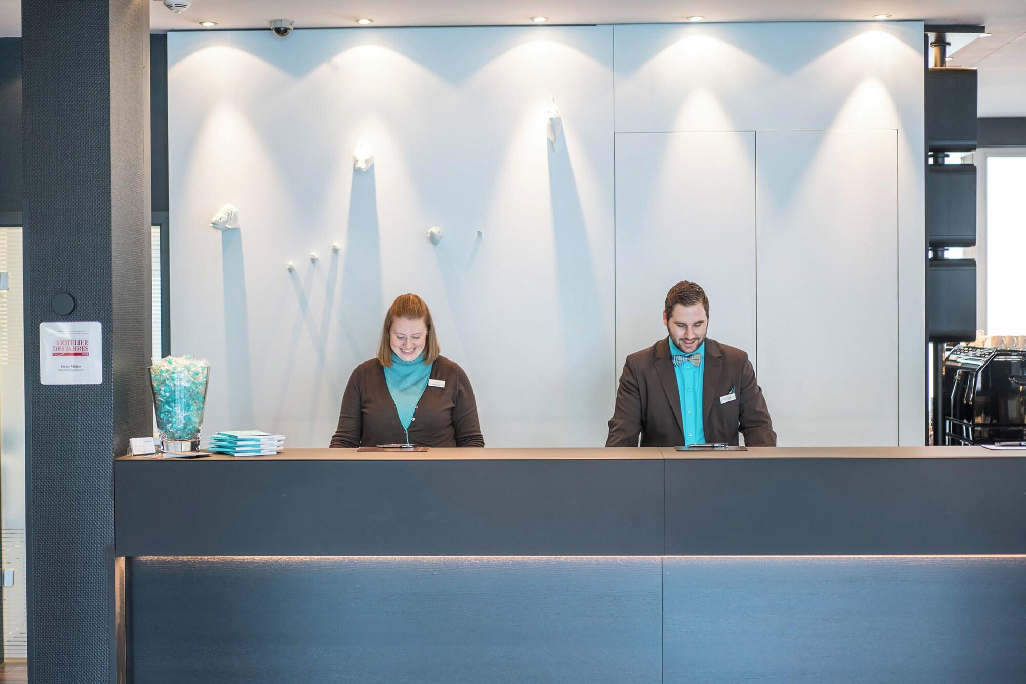 Vista Lobby Motel One Hamburg - Altona