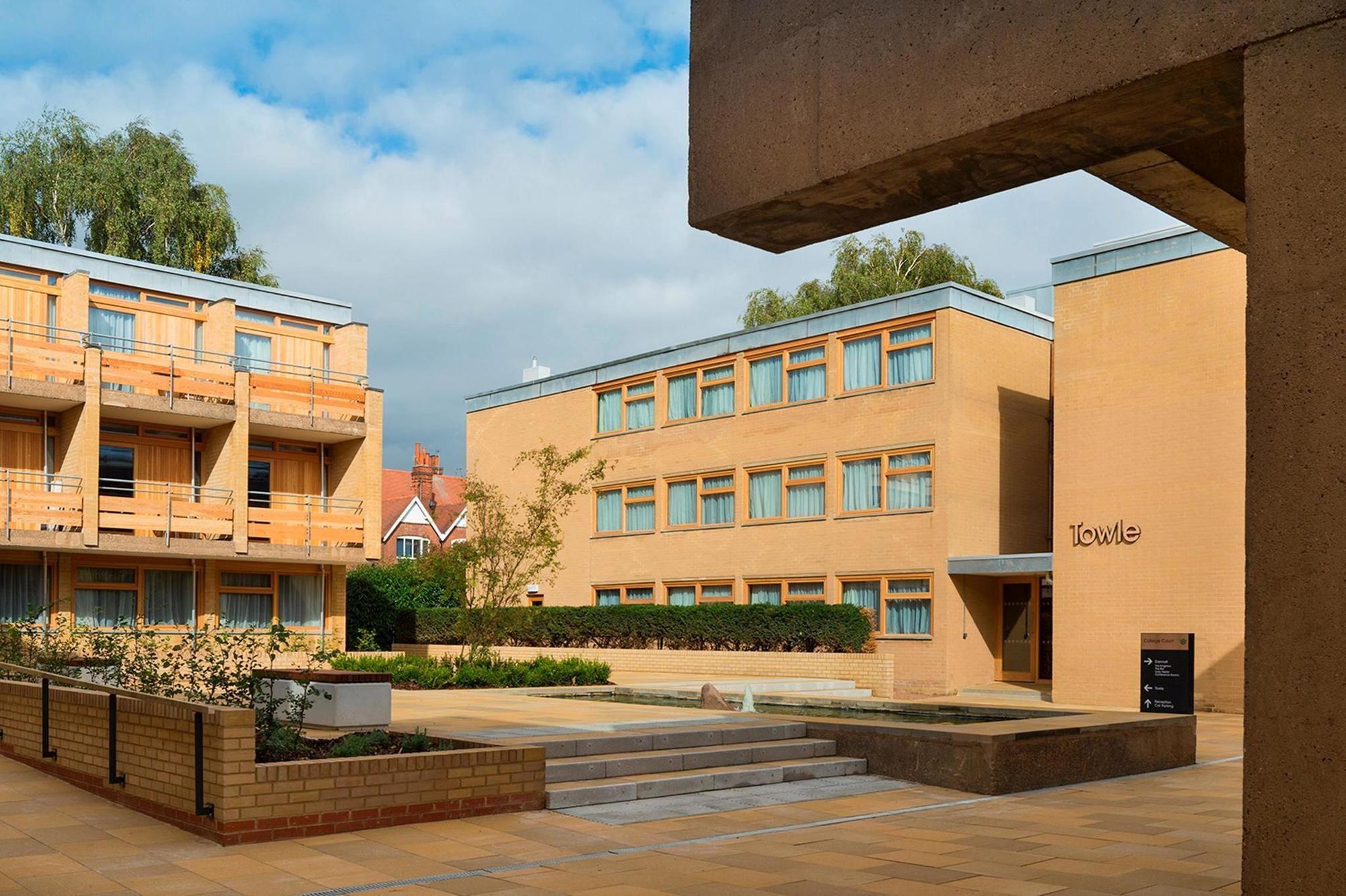 Vista Exterior College Court