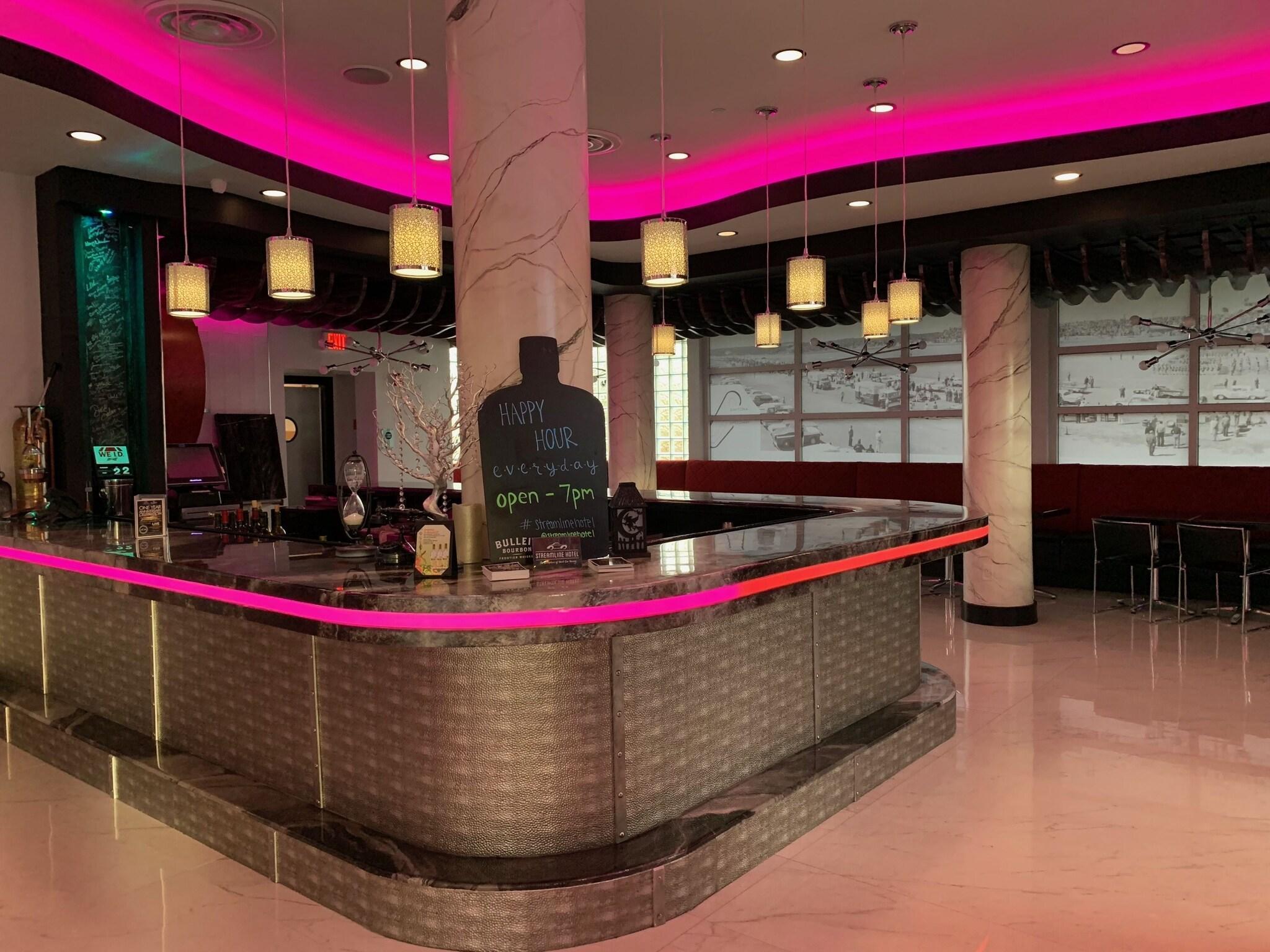 Vista Lobby Streamline Hotel