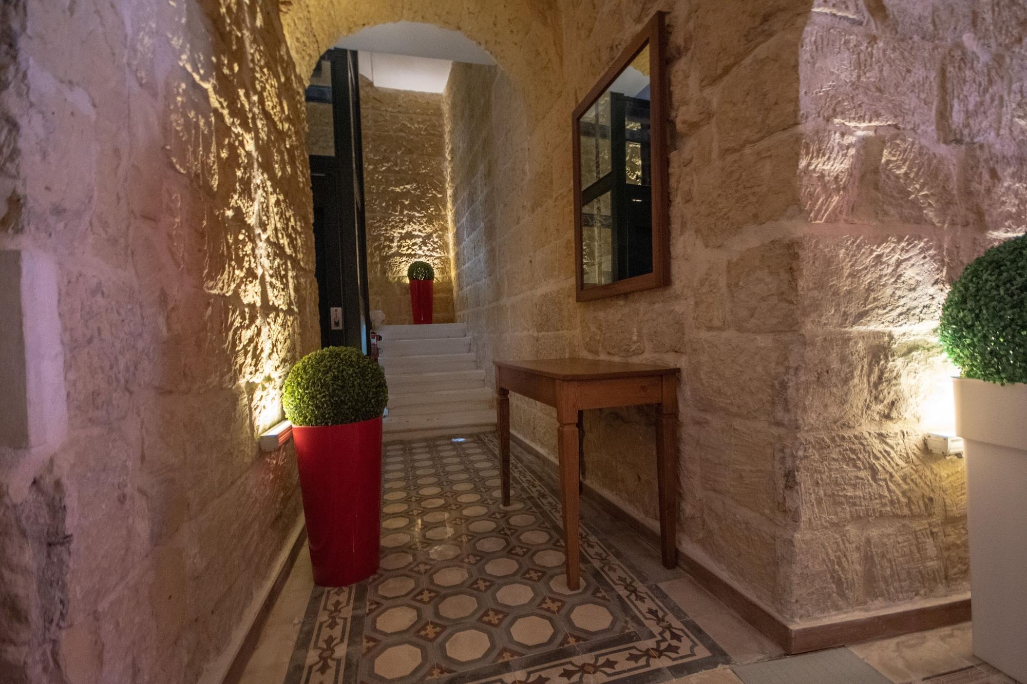 Vista Lobby 39 St. George