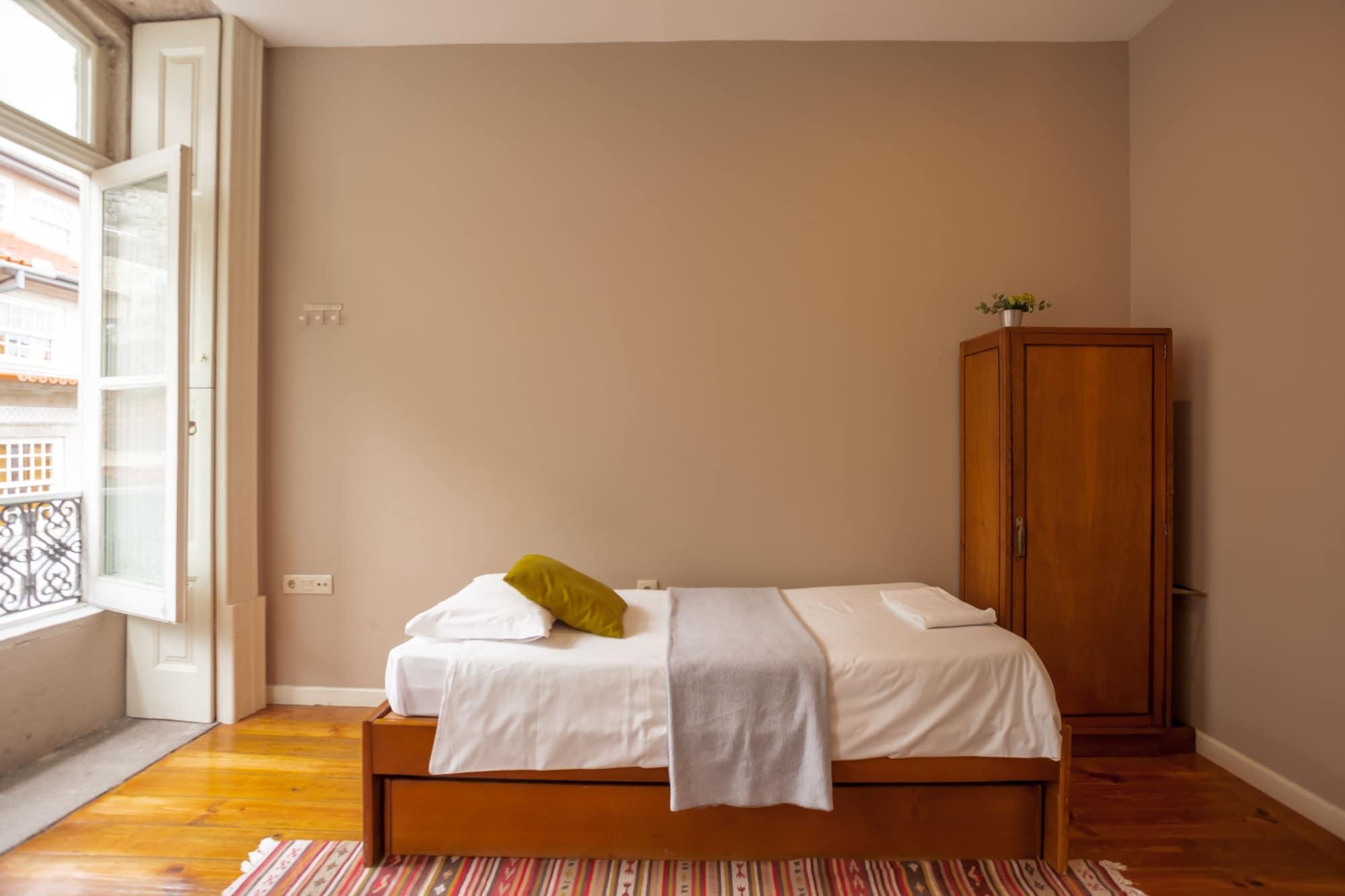 Varios Being Porto Hostel