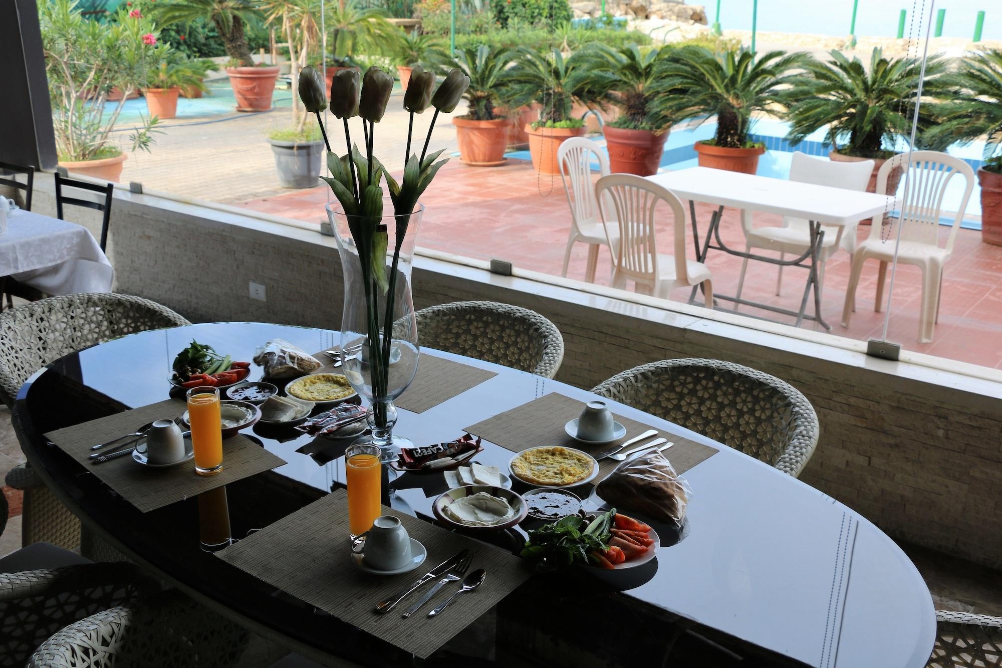 Restaurant Holiday Suites Hotel And Beach