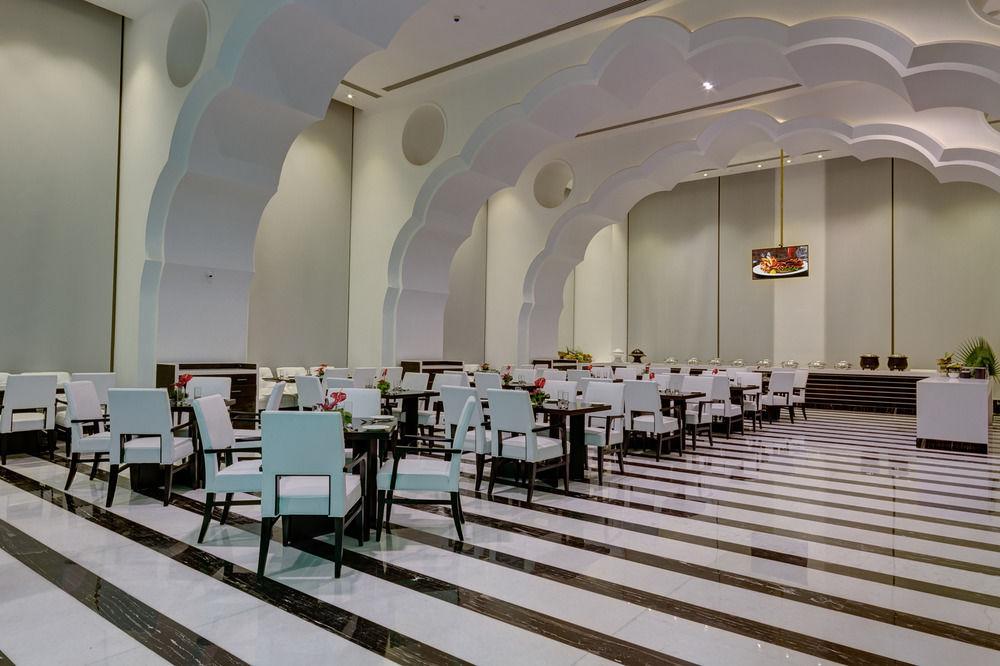 Bar/Salón Ramada Plaza by Wyndham Agra