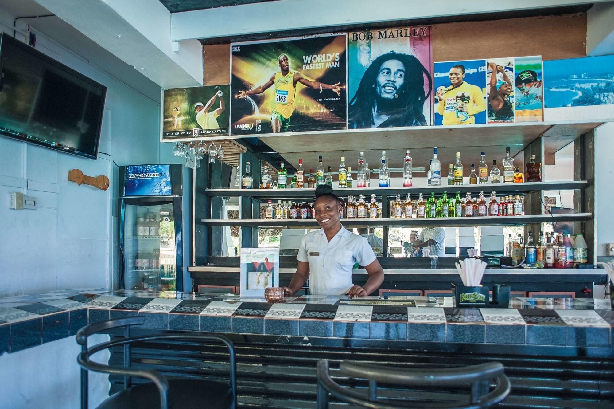 Bar/Salón Ocean Palms Resort