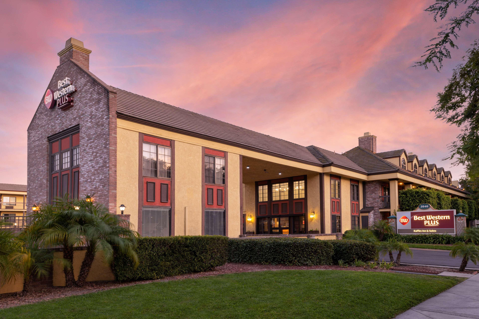 Vista Exterior Best Western Plus Raffles Inn & Suites