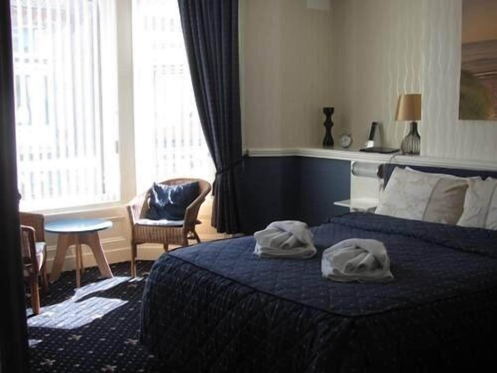 Varios Branston Lodge