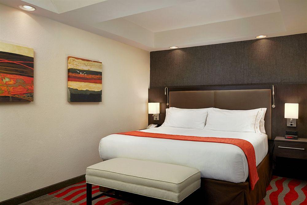 Comodidades del Alojamiento Holiday Inn Express Hotel & Suites Naples Downtown - 5th Ave