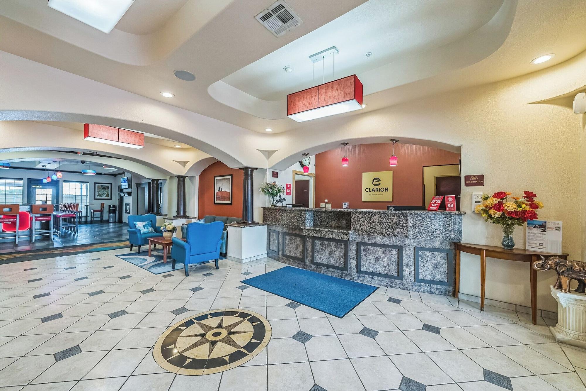 Vista Lobby Clarion Inn & Suites Weatherford South