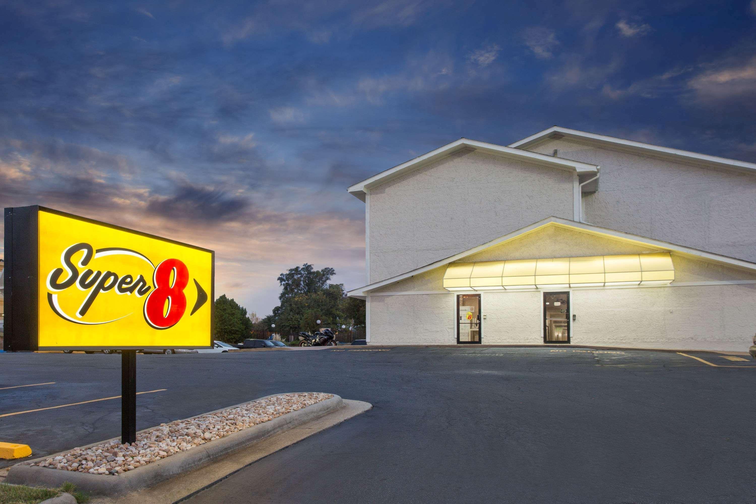 Vista Exterior Super 8 by Wyndham Columbus Airport