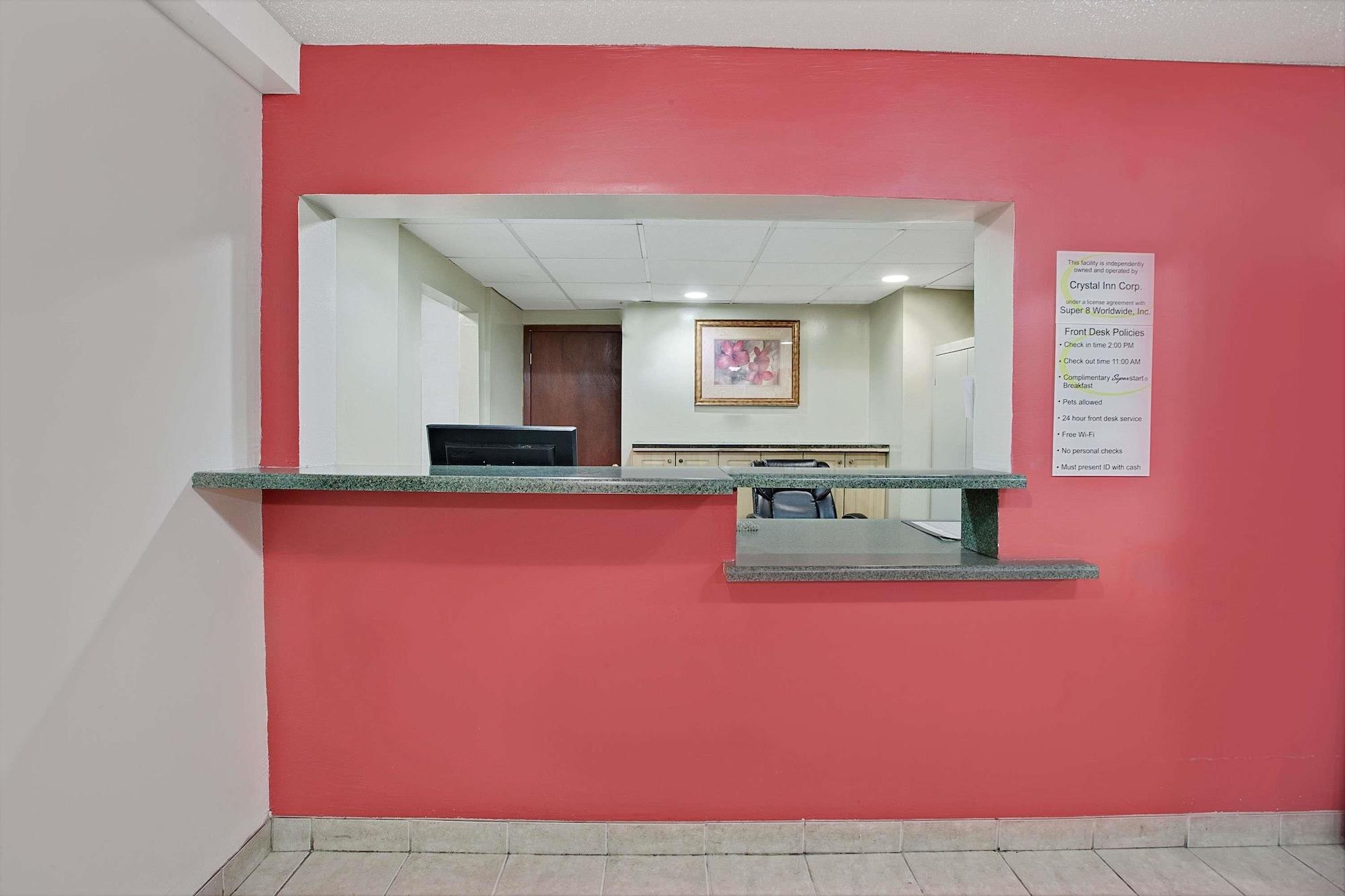 Vista Lobby Super 8 by Wyndham Crystal Lake