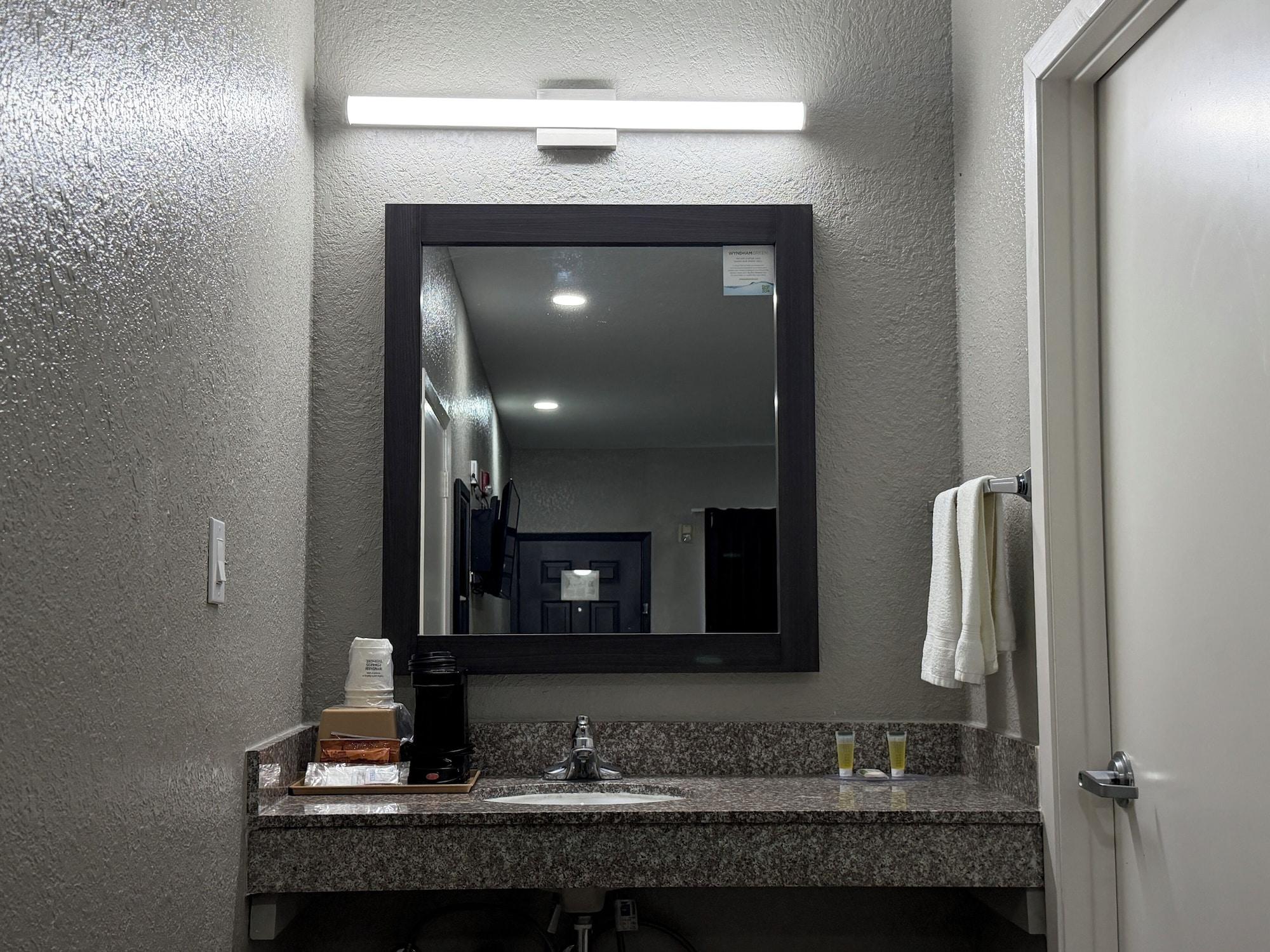 Habitación Super 8 by Wyndham Houston/Brookhollow NW