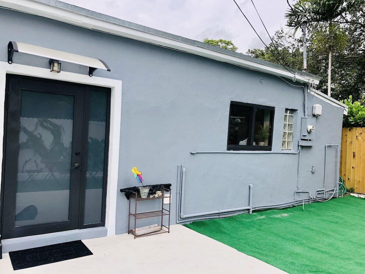 Vista Exterior Ultimate Miami Headquarters 4 Car Parking Pet Friendly & Private Patio