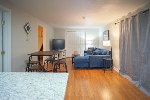 Alquiler Vacacional - Cozy 1-bedroom with WiFi, central air, in unit laundry in enjoyable Manchester