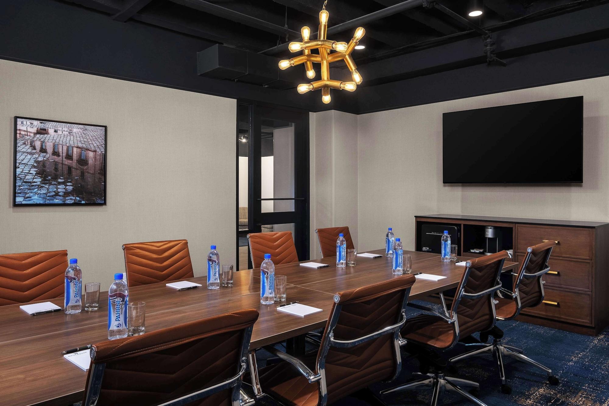 Sala de Reuniones The Well House Hamilton, Tapestry Collection By Hilton