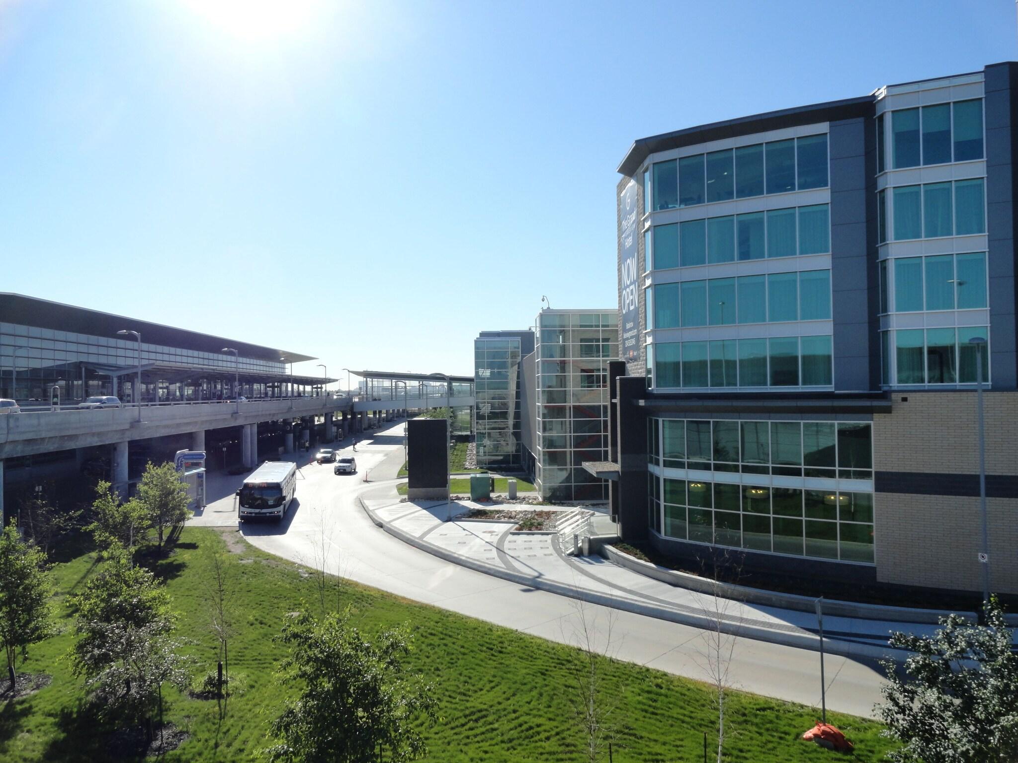 Vista Exterior The Grand Winnipeg Airport Hotel by Lakeview