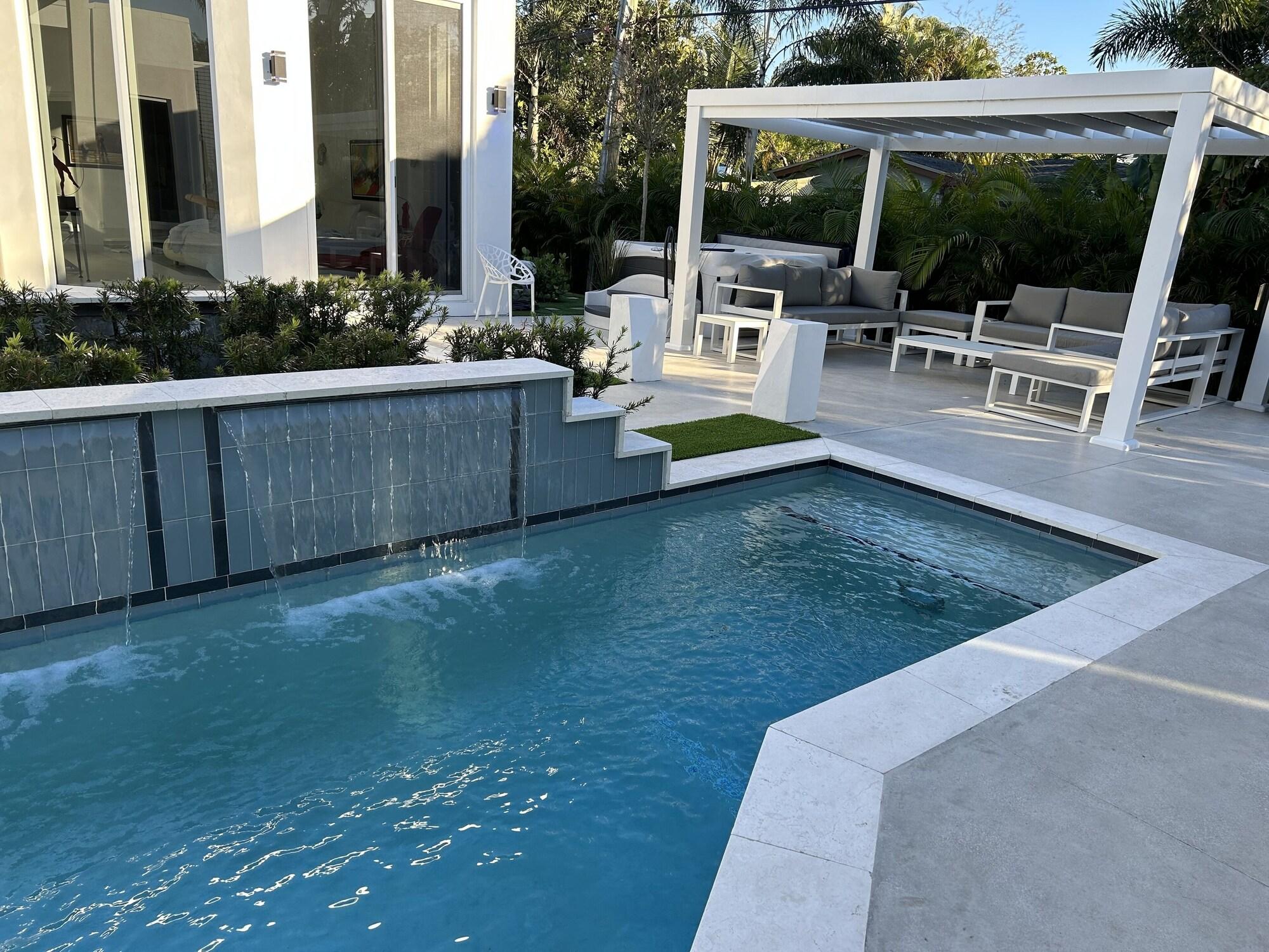 Vista Exterior Men Only Clothing Optional Guesthouse near Wilton Manors