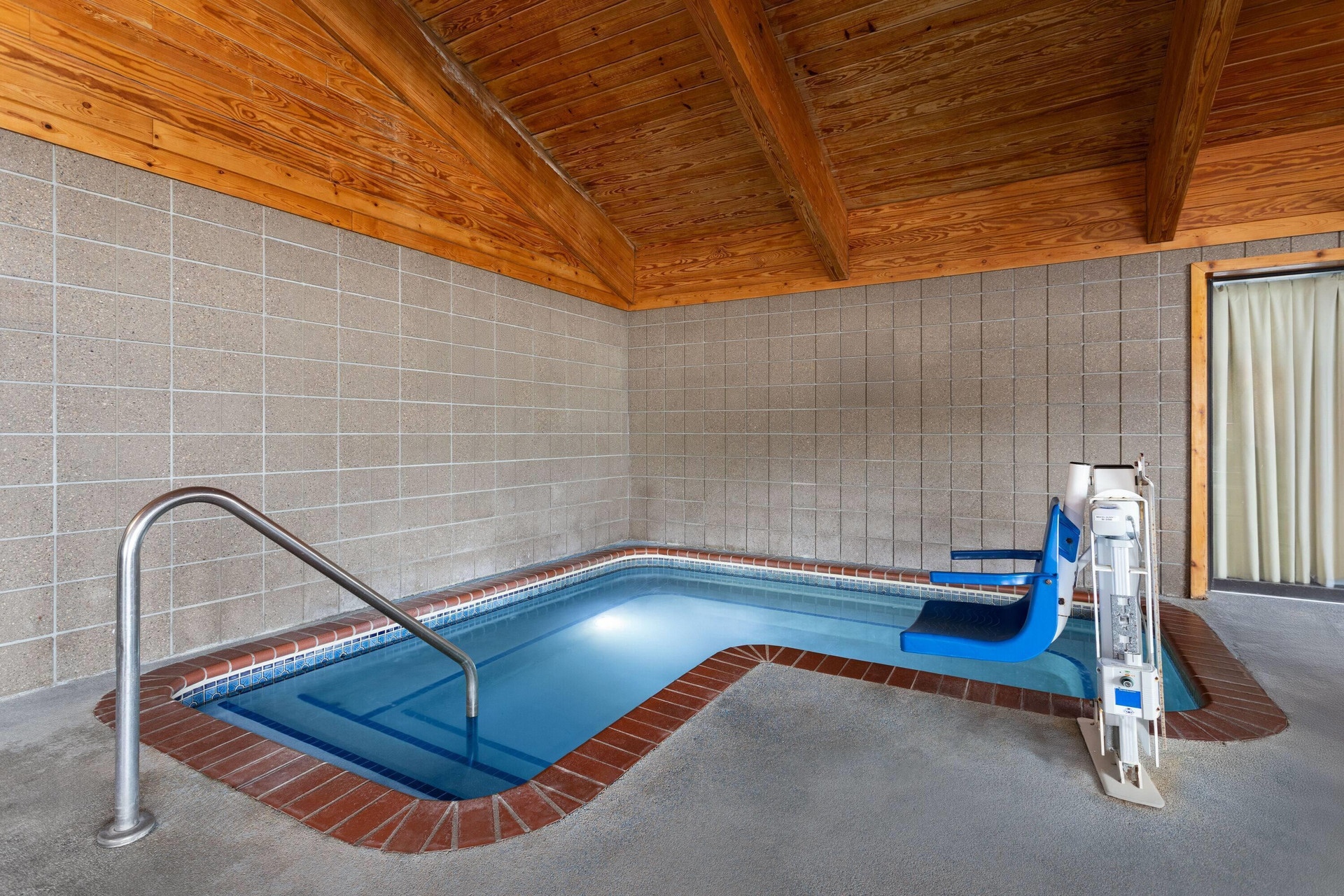 Vista Piscina AmericInn by Wyndham Roseau