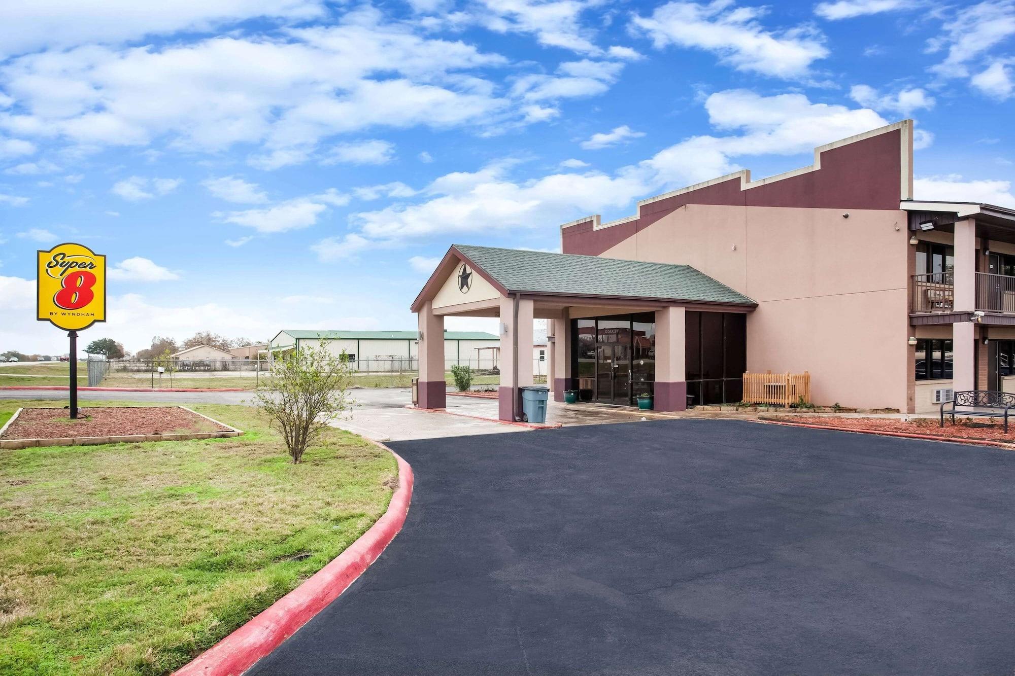 Varios Super 8 by Wyndham Giddings