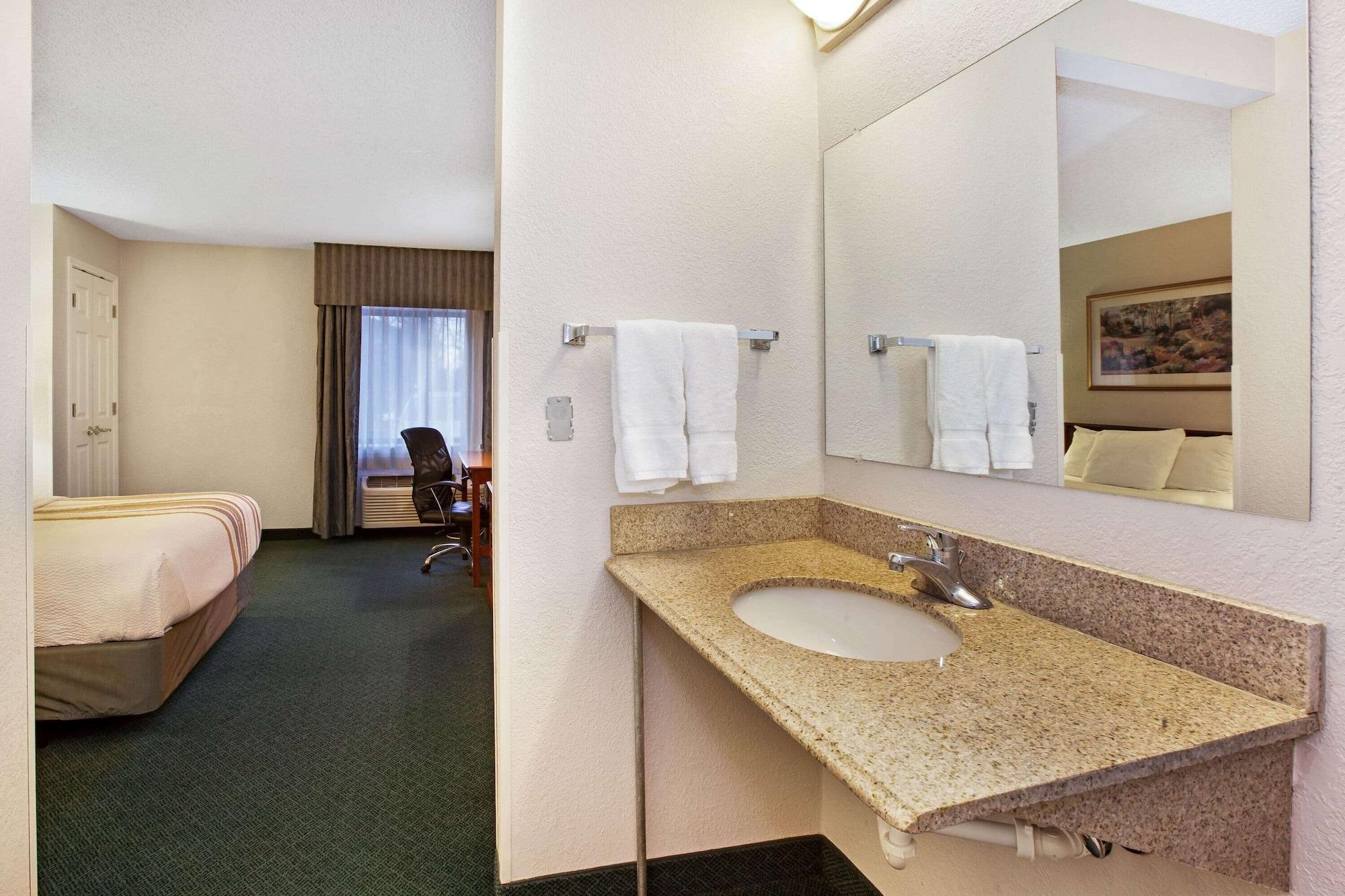 Equipamiento de Habitación La Quinta Inn by Wyndham Detroit Canton