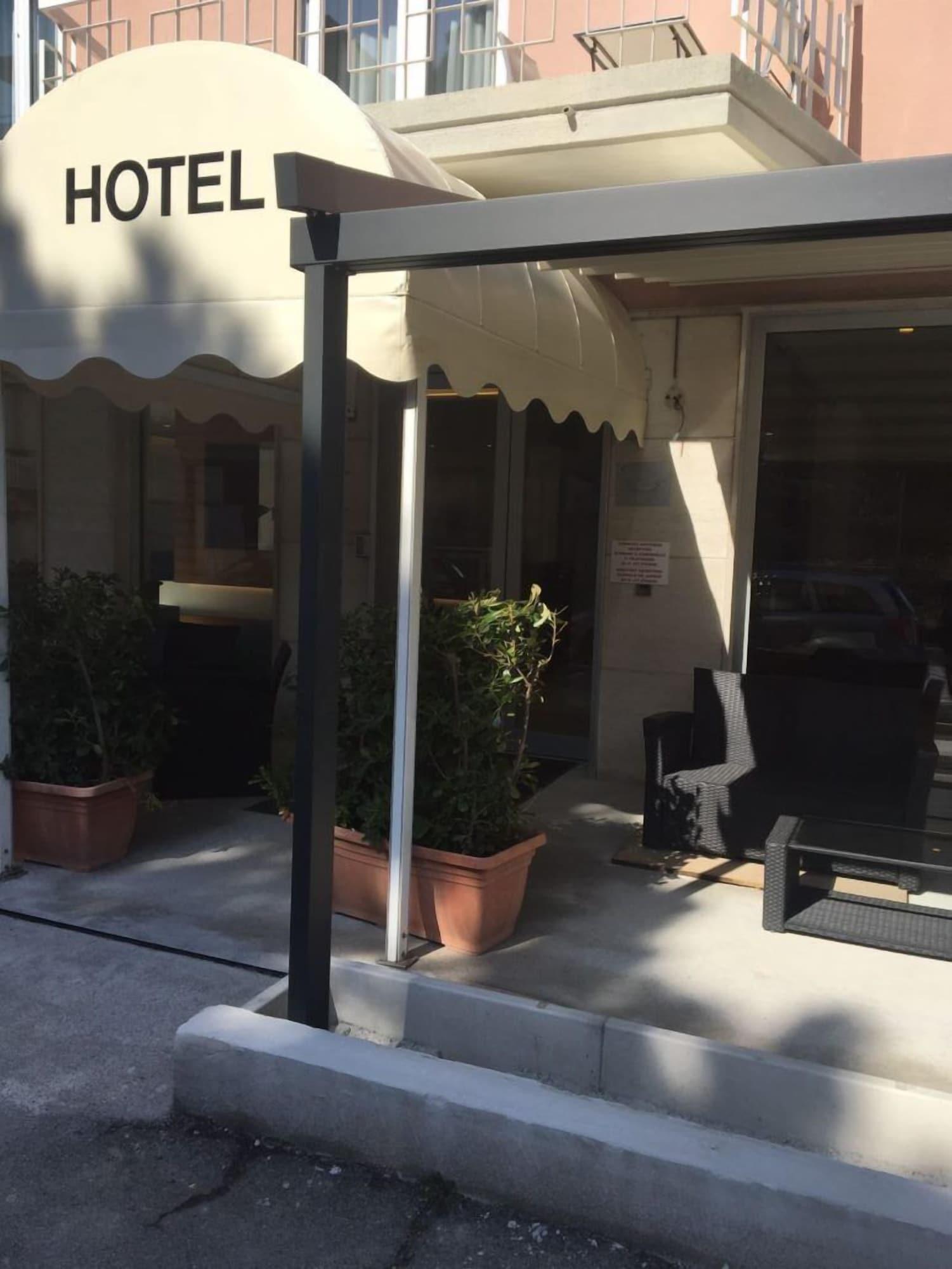 Vista Exterior Hotel Cristina
