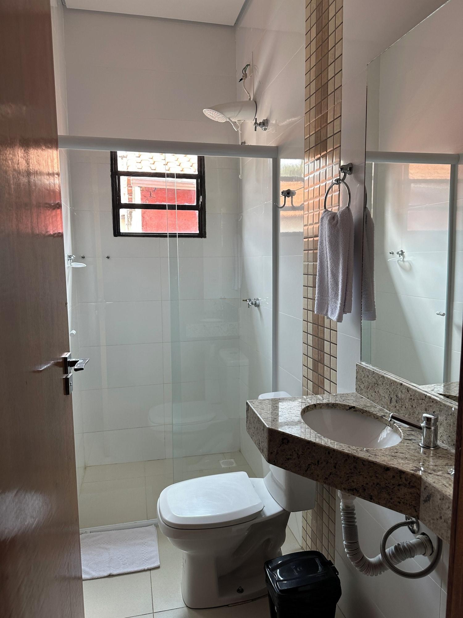 Comodidades do quarto Shafira Hotel Limeira