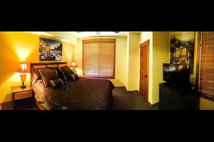 Alquiler Vacacional - Remodeled Village Lodge Condo, 55" Smart 4k HDTV w/Netflix, ...