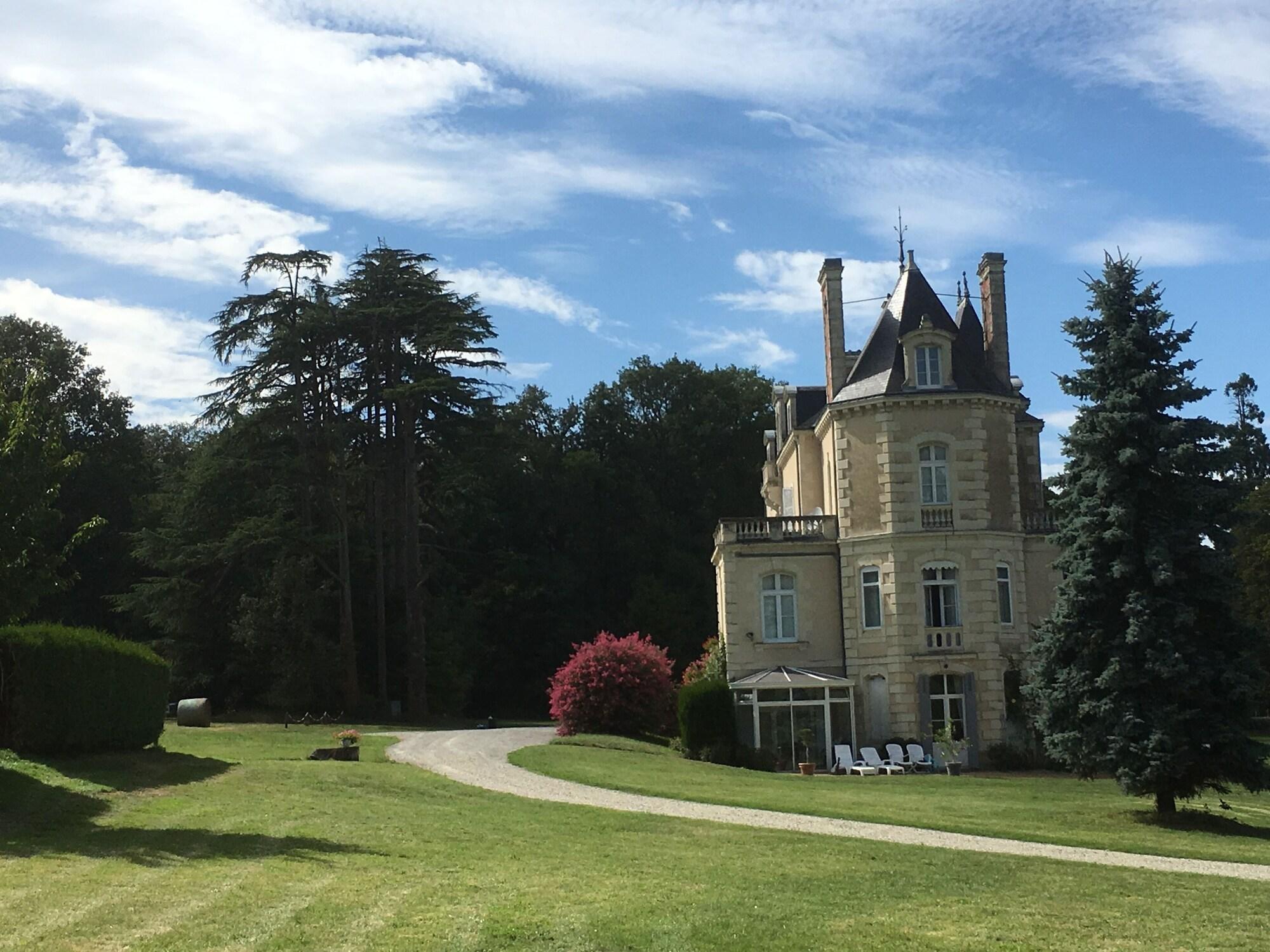 Vista Exterior Chateau Vary