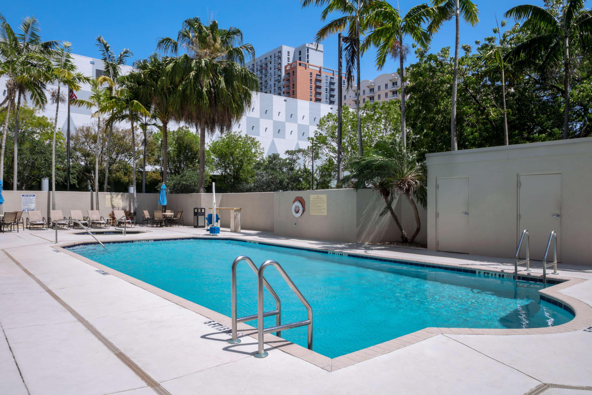 Vista da piscina Hampton Inn Miami Dadeland