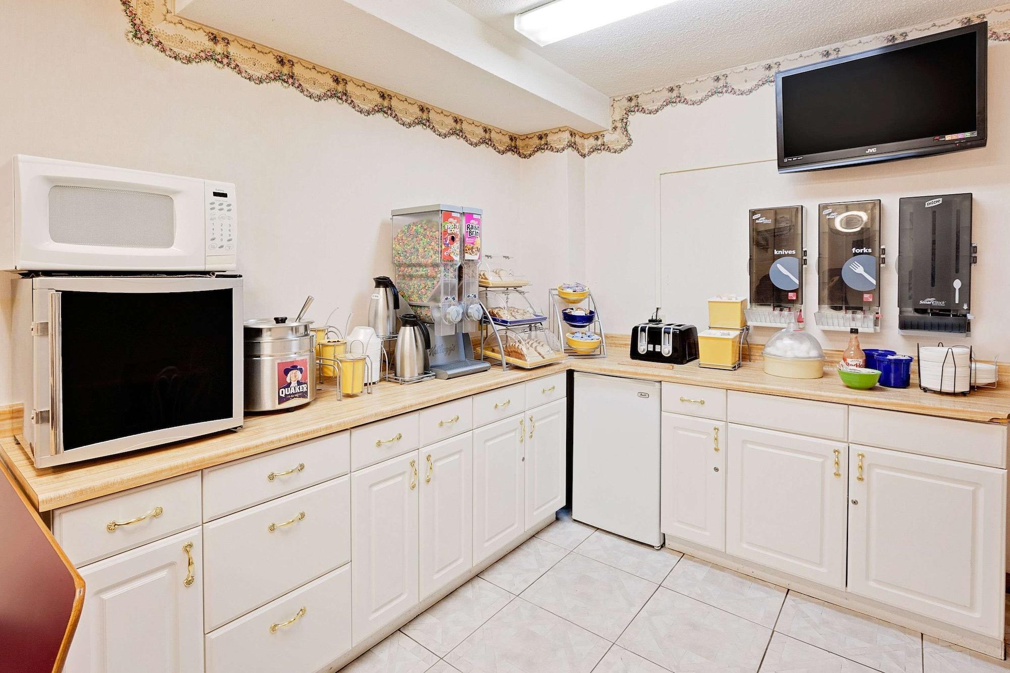 Restaurant Days Inn by Wyndham Cadillac