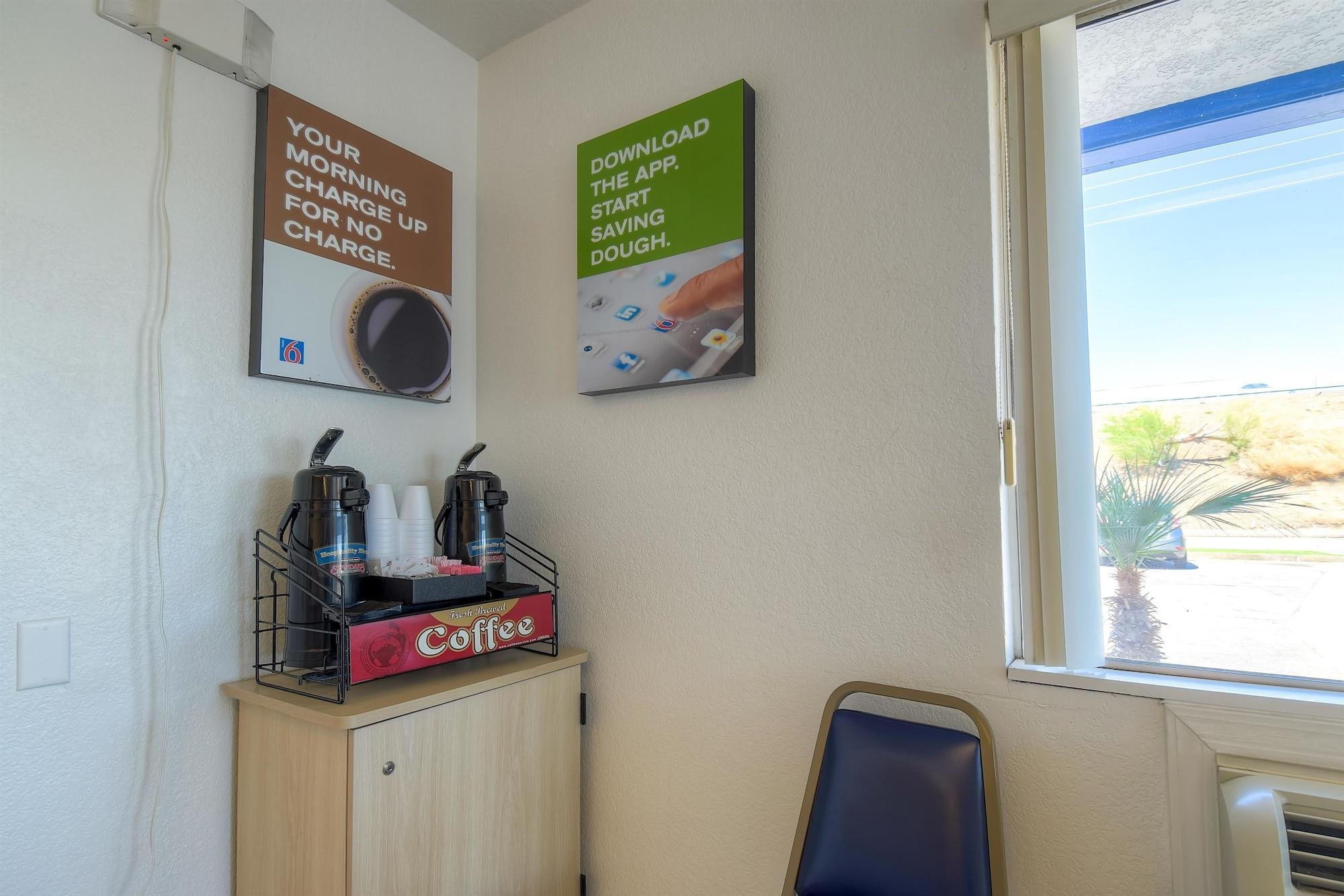 Vista Lobby Motel 6 Blythe, CA