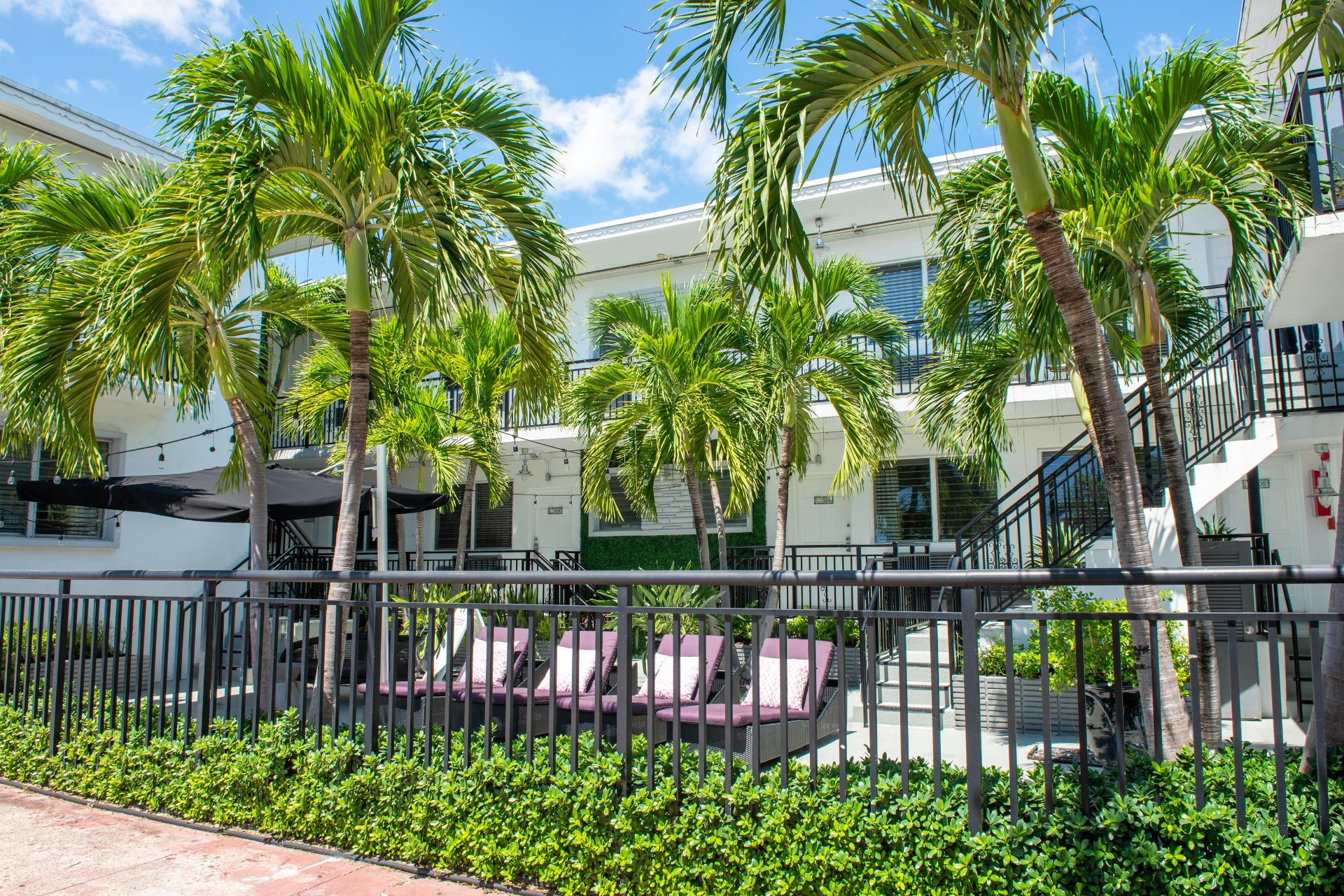 Vista Exterior Beachside All Suites Hotel