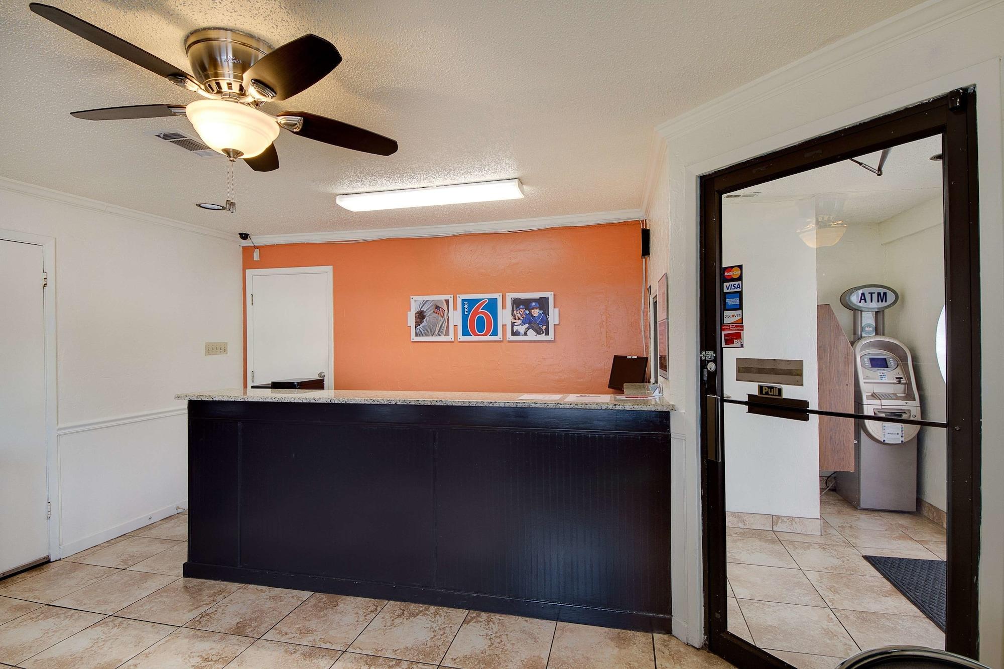 Vista Lobby Americas Best Value Inn San Antonio Windcrest
