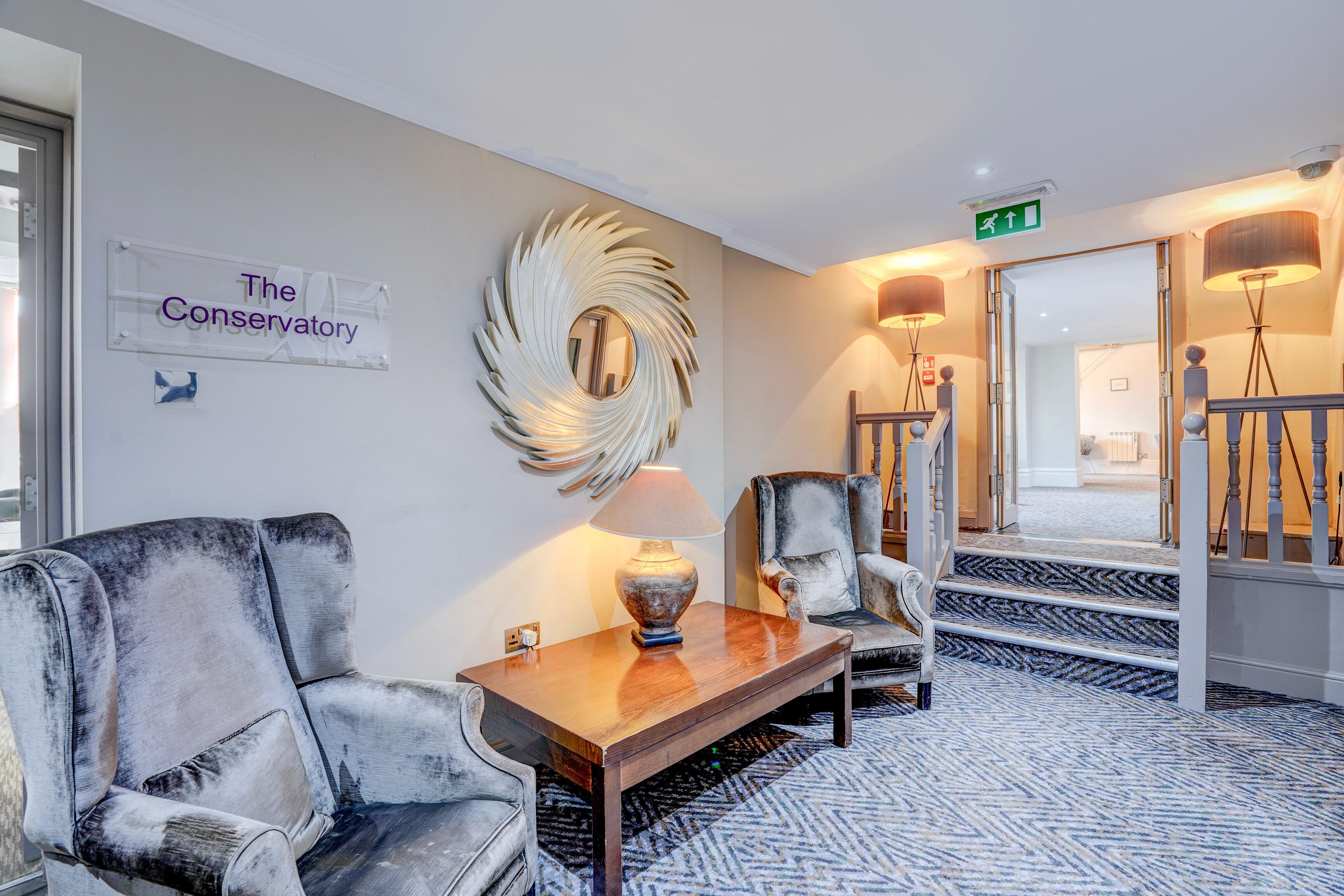 Vista Lobby Sunday London Staines-upon-Thames Heathrow T5