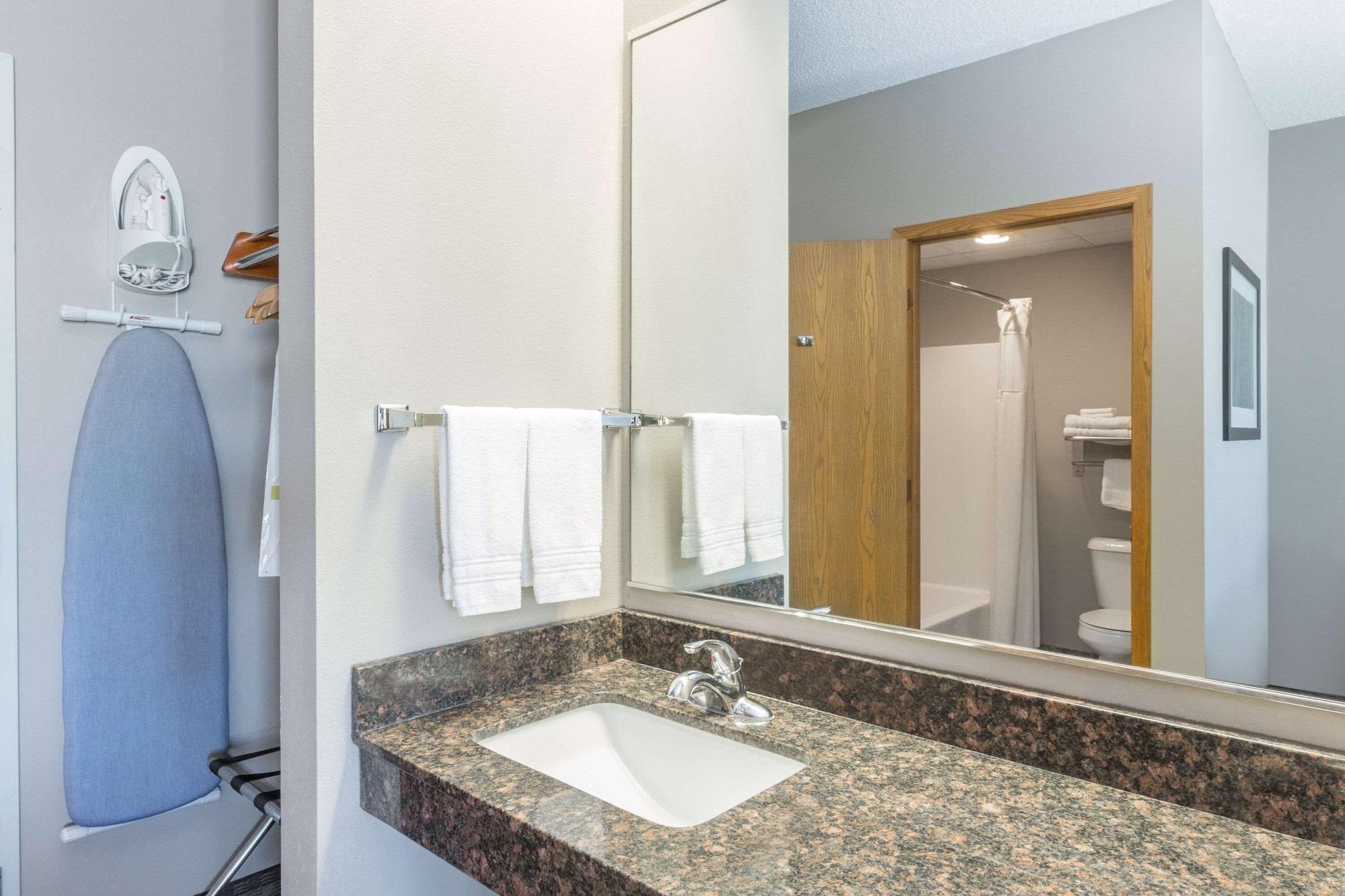 Equipamiento de Habitación Super 8 by Wyndham Carroll/East