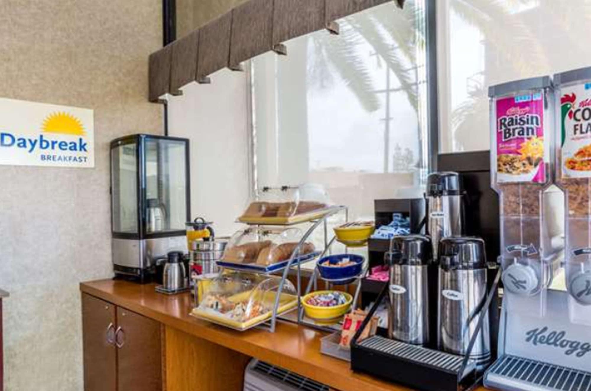Restaurant Days Inn by Wyndham Los Angeles Stadium Area/LAX