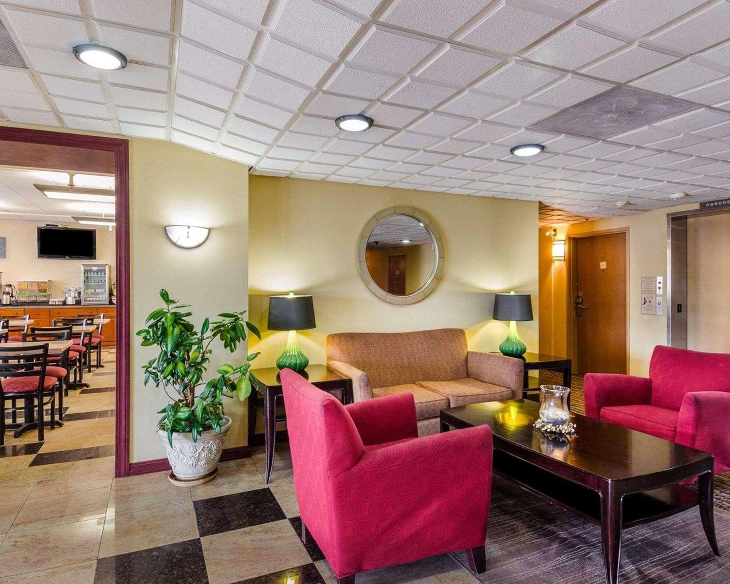 Vista do lobby Comfort Inn & Suites Fall River