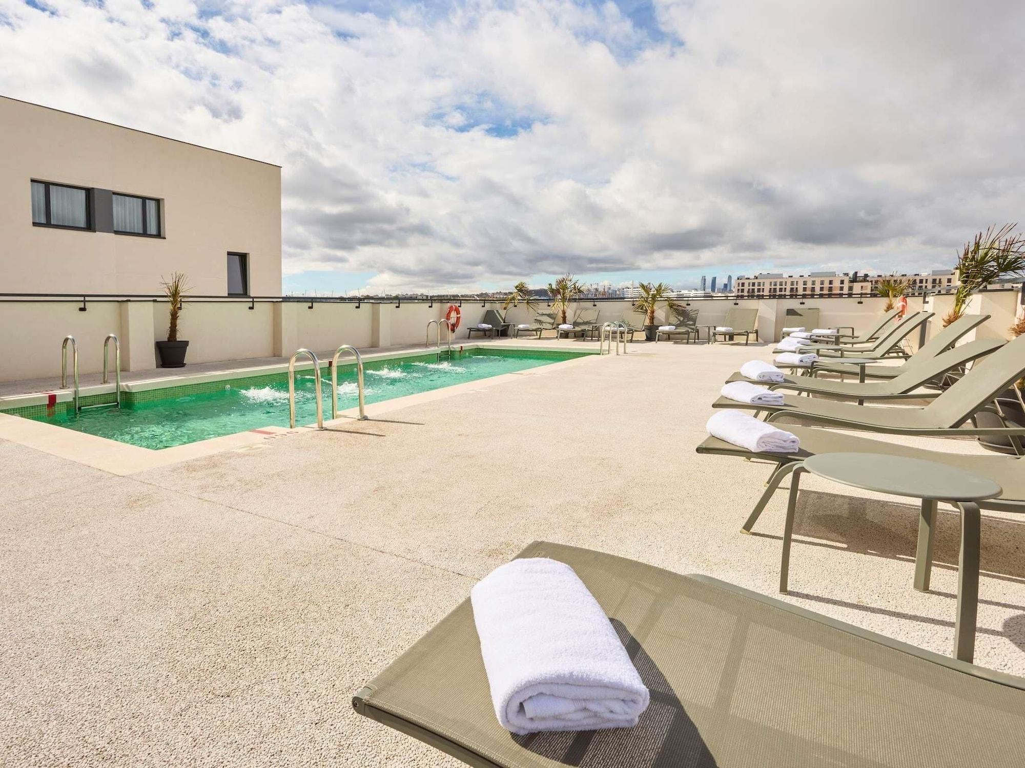 Vista Piscina ibis Styles Madrid Airport Valdebebas