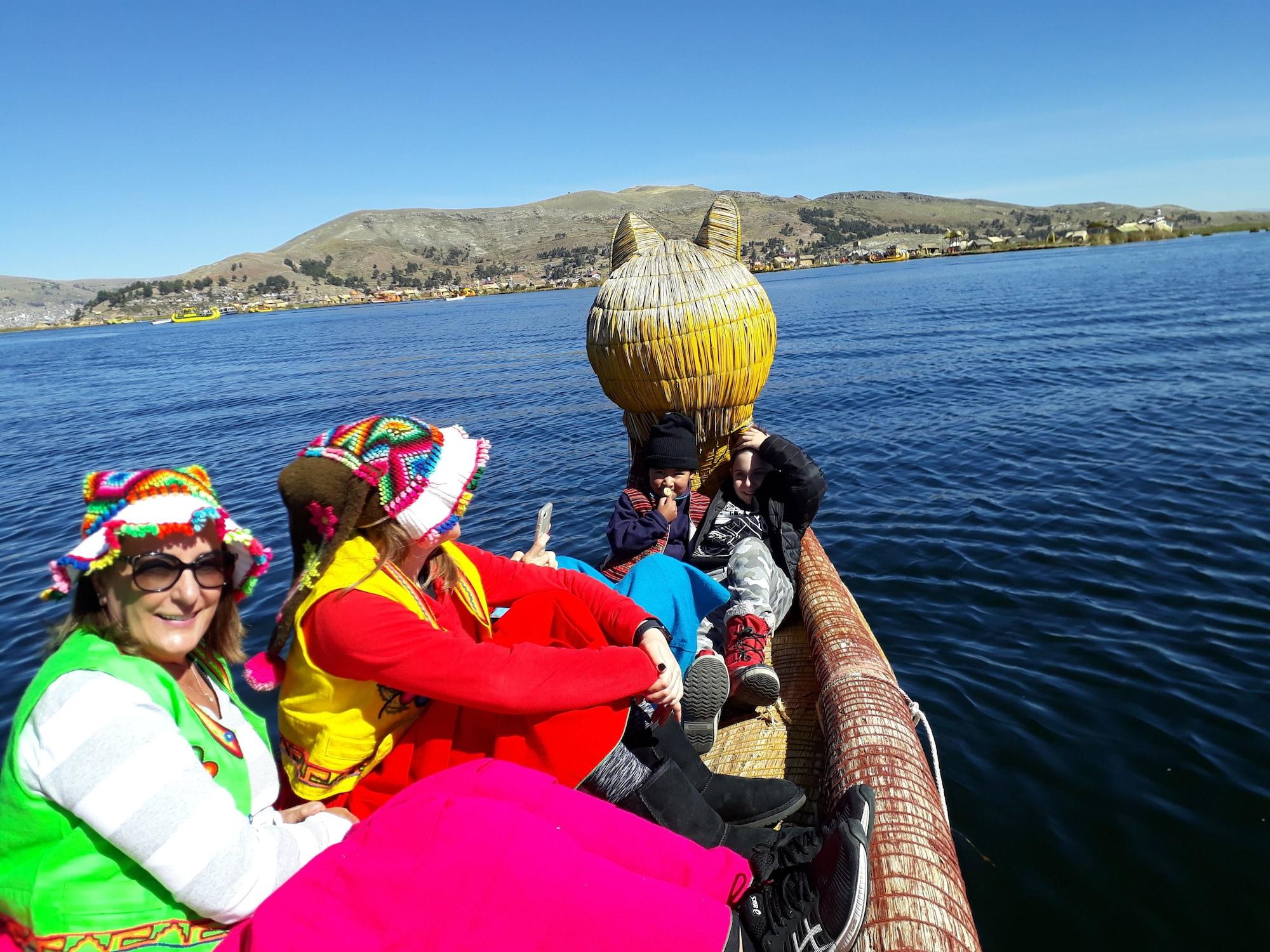 Varios Uros Amaru Marka Lodge