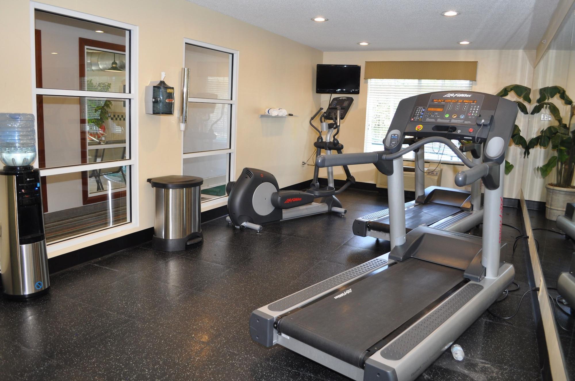 Gimnasio Country Inn & Suites by Radisson, Lake George (Queensbury), NY