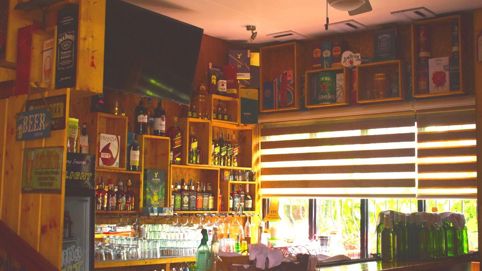 Bar/Salón Log Cabin Hotel-Baguio