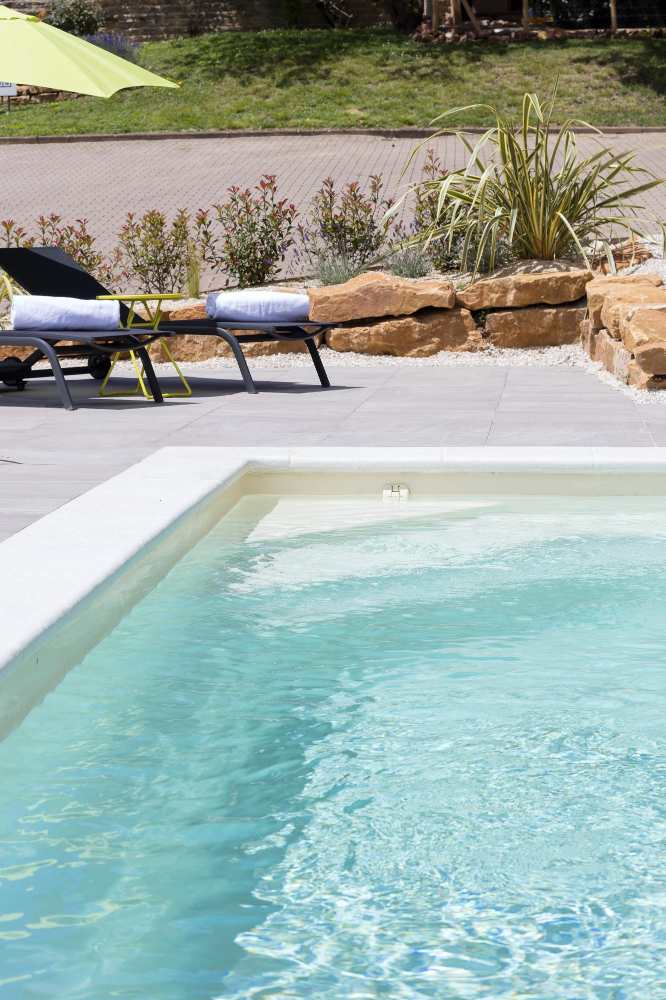 Vista Piscina Contact Hotel Le Savigny & Spa
