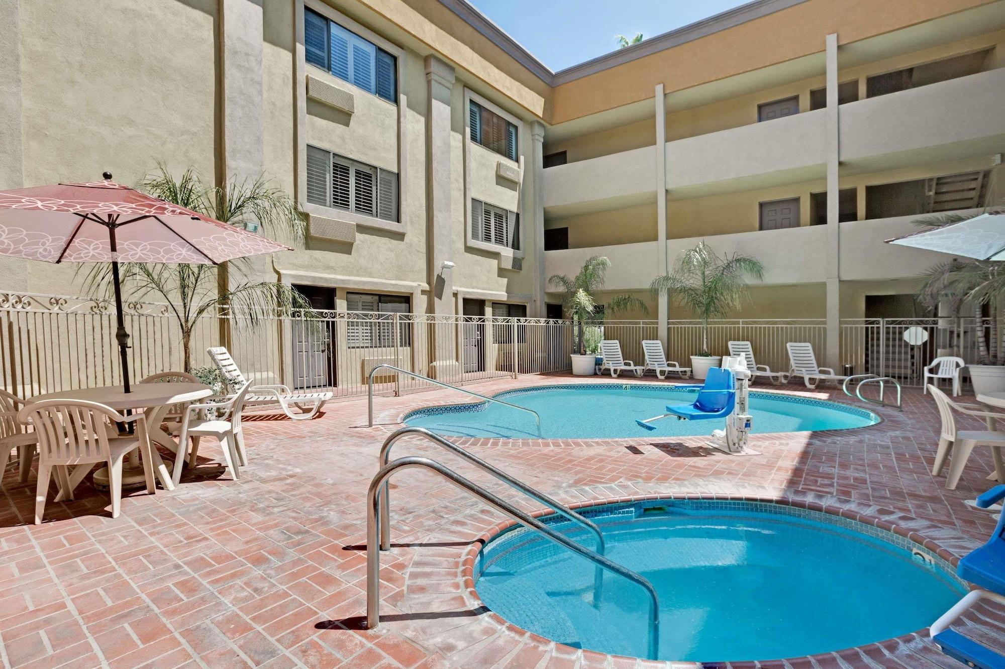 Vista Piscina Days Inn by Wyndham West Covina